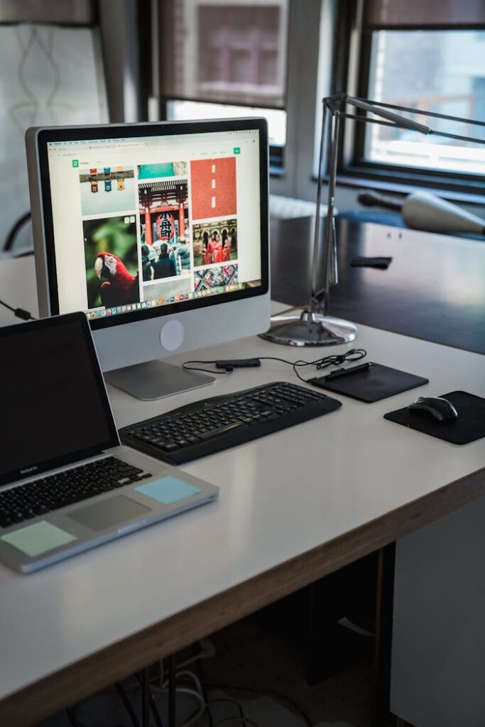 Kodulehtede loomine A sleek, modern office desk setup with computers and gadgets, perfect for productivity.